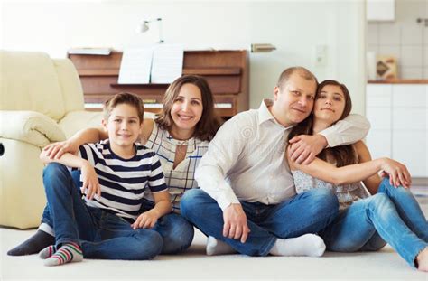 Retrato De La Familia Feliz Joven Con La Hija Bonita Del Adolescente Y