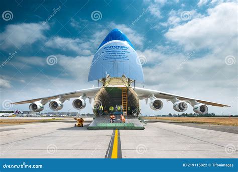 The Biggest Airplane In The World Antonov An 225 Mriya Landing In