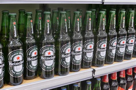 Una Botella De Vidrio Heineken Vista Contra La Luz Cerveza Danesa