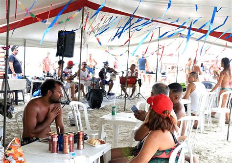 BARRACA DE PRAIA Assojubs promove Pré Carnaval ao som de Grupo BB do