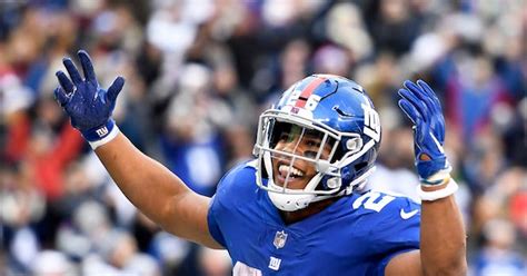 Saquon Barkley displays abs of steel in workout video