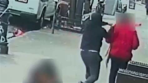 Hombre Golpea Brutamente A Otro En Las Calles De NY Video Univision