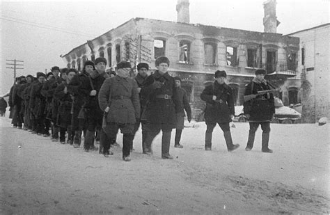 Партизаны Рузского района возвращаются в освобожденную Рузу — военное фото