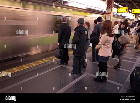 Jap N Honshu Tokio Viajeros Esperando En La Plataforma Mientras Que