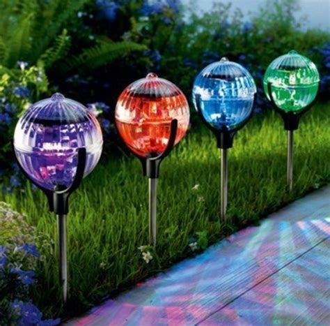 Les Lampes Solaires De Jardin Clairage Joli Et Cologique Pour L