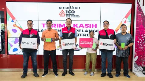 Hari Pelanggan Nasional CEO Smartfren Layani Pelanggan