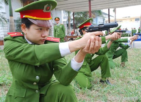 实拍越南女警察热爱武术和机车，彪悍不输男警