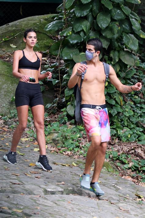 Bruna Marquezine e Enzo Celulari são flagrados juntos no Rio