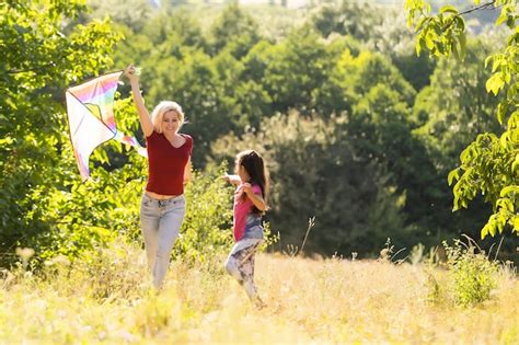 Gl Ckliche Familienmutter Und Kind Laufen Im Sommer Auf Der Wiese Mit