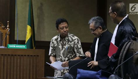 FOTO Romy Eks Ketum PPP Jalani Sidang Dakwaan Foto Liputan6