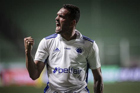 Cruzeiro goleia o América MG por 4 a 0 dois gols de Gilberto