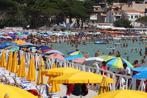 Schwere Unwetter In Italien Badeg Ste Fl Chten Vom Strand