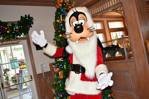 Walt Disney World Old Key West Resort Christmas Characters Santa Goofy ...