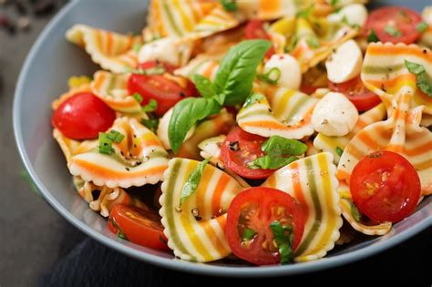 Ensalada Farfalle Color Pasta Con Tomate Mozzarella Y Albahaca Foto