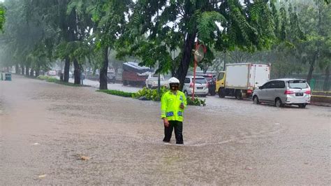 Jakarta Hujan Deras Sejumlah Jalan Di Pusat Dan Barat Terendam Banjir