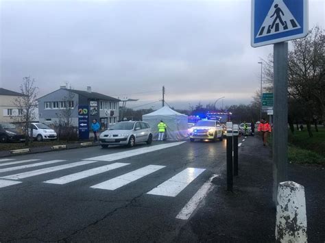 Renvers E Par Une Voiture Sur Un Passage Pi Ton Laval Une Personne