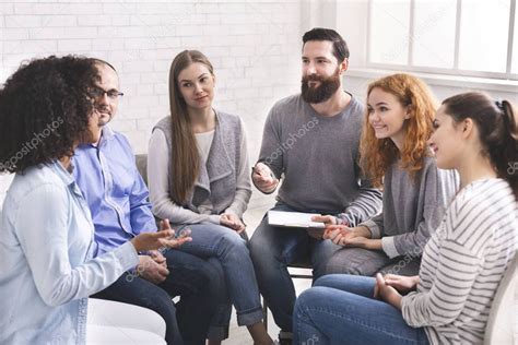 Hombre Psiquiatra Hablando Con Los Pacientes En La Reuni N Del Grupo De