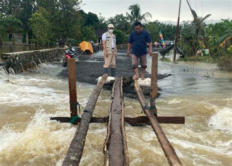 Tinjau Lokasi Jalan Putus Akibat Banjir Ambo Sakka Langsung Kerahkan