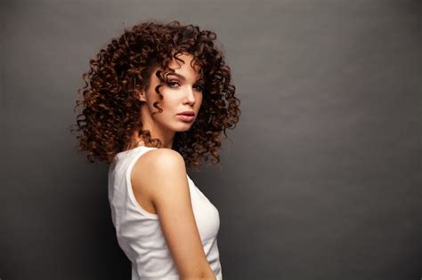 Foto De Uma Jovem Bonita E Alegre Em P Isolada Sobre Uma Parede Cinza