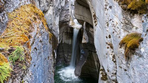 35 Beautiful Waterfalls in Alberta for 2024!