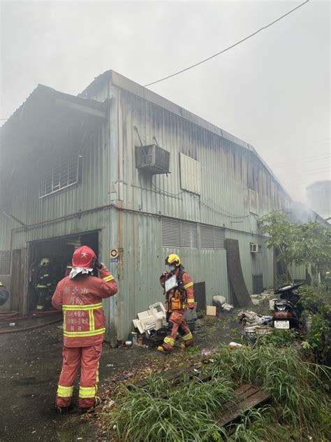 板橋鐵皮工廠火警！大量灰白煙不斷竄出 大批人車馳援灌救 社會 中時新聞網