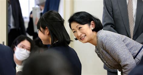 秋篠宮妃紀子さま、清瀬市の中学など訪問 結核療養など学ぶ授業見学 毎日新聞