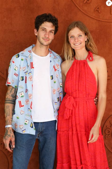 Constance Jablonski Et Son Compagnon Matthias Dandois Au Village Lors