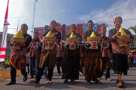 Tradisi Wiwit Tembakau Di Lereng Gunung Sumbing Antara Foto