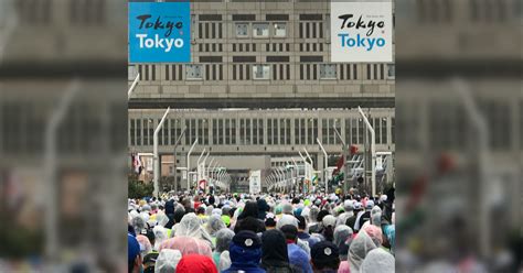 雨の東京マラソン大会の表彰式、ポケットに両手を突っ込む小池都知事の姿が全世界に中継される Togetter