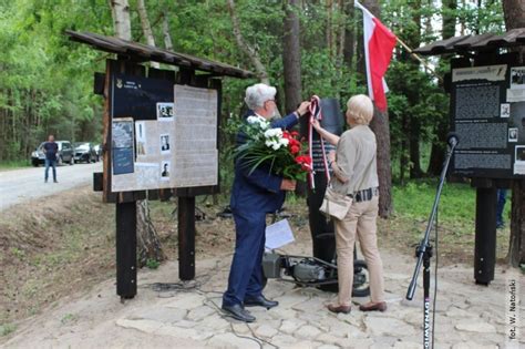 Ods Oni Cie Pomnika Na Historycznym Polu Zrzutowym Ak Paszkot