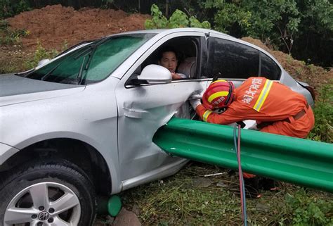 雨天路滑酿车祸 十堰丹江口消防风雨驰援 液压汇