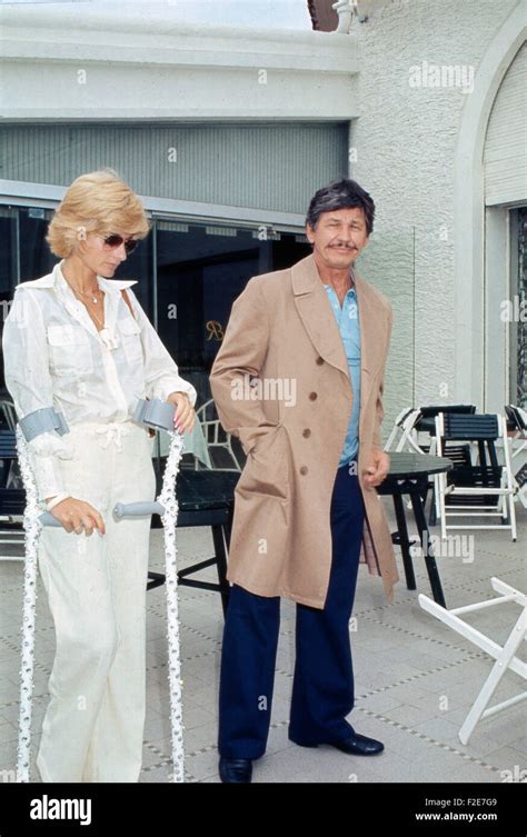 Der Amerikanische Schauspieler Charles Bronson Mit Ehefrau Jill Stock