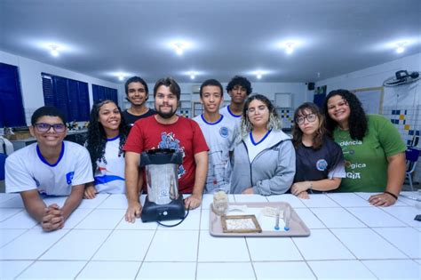 Seis projetos de escolas estaduais são semifinalistas da maior feira