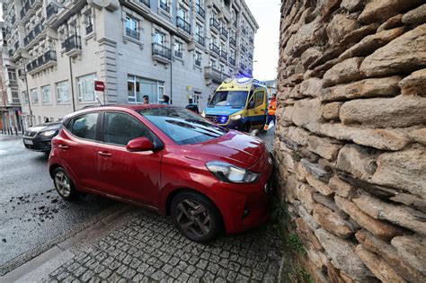 Pierde El Control Del Coche Y Se Estrella Contra La Muralla