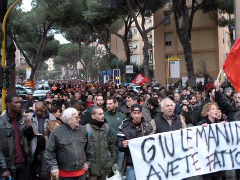 Cinecittà Lamaro il corteo contro lo sgombero del Corto Circuito