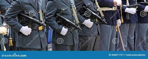 Oficiales Armados De La Policía Italiana En Uniforme Foto de archivo