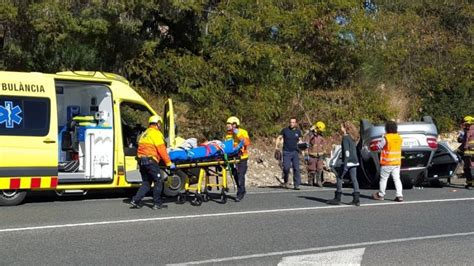 Un herido al volcar el coche que conducía a la altura de la curva de