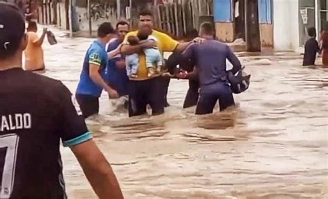 VÍDEO moradores fazem corrente humana para ajudar pai gêmeos de 2