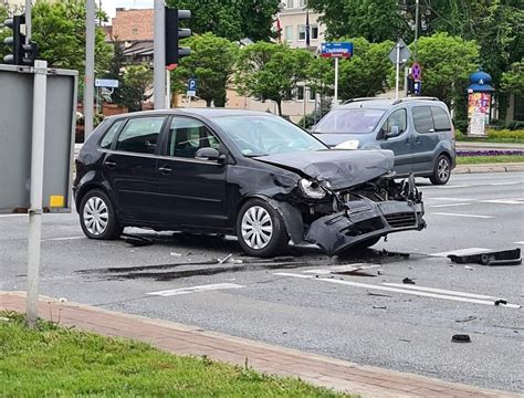 Wypadek na rondzie koło Galerii Rzeszów Zderzyły się dwa samochody