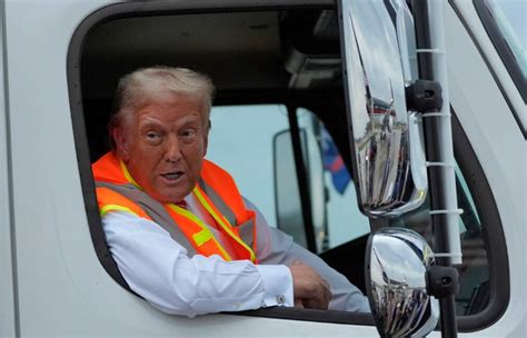 Trump Rides In Garbage Truck Campaigns With Brett Favre In Wisconsin