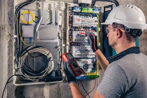 O que faz um eletricista de manutenção