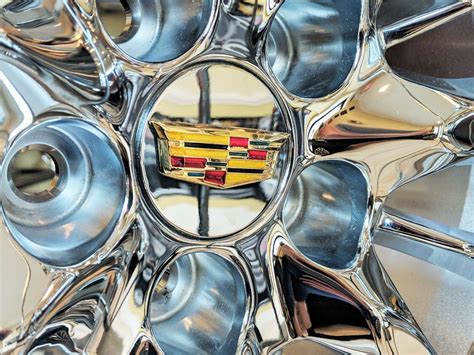 Cadillac New Style Chrome Center Cap With Gold Crest Xt4 Xt5 Xt6 Ct5 C