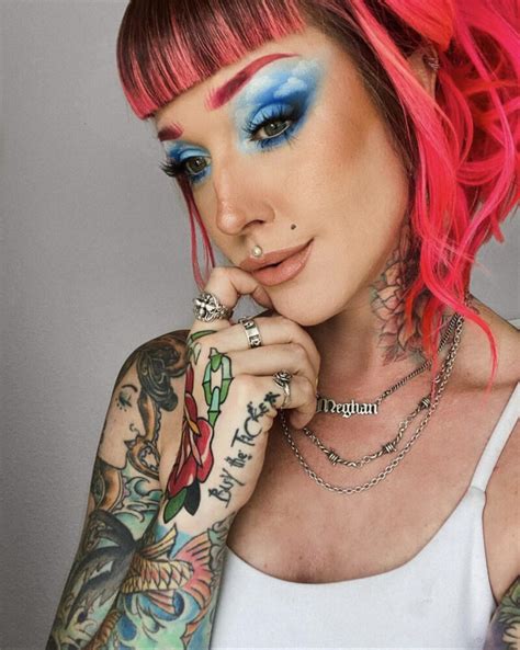 Meghan Ceallaigh une fille tatouée colorée et lumineuse 2024