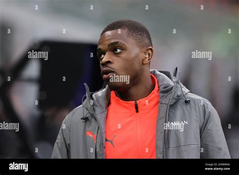 Pierre Kalulu de l AC Milan regarde pendant la série Un match de