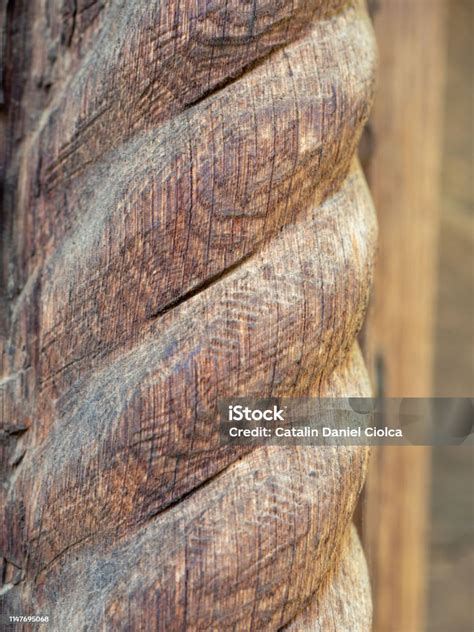 Detail Kolom Kayu Berukir Spiral Foto Stok Unduh Gambar Sekarang