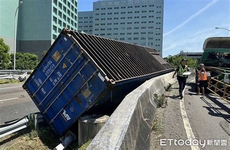 國1南崁環道入口貨櫃車撞護欄 貨櫃噴落邊坡駕駛受傷 Ettoday社會新聞 Ettoday新聞雲