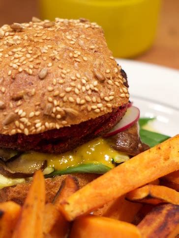 Veggi Bärlauch Burger mit Süßkartoffel Pommes Ewertonline de