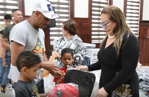 Gobernadora Rosa Santos entrega útiles escolares a niños de Santiago