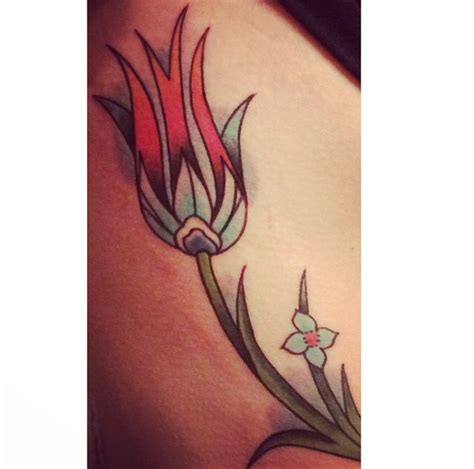 M S De Dise Os E Ideas De Tatuajes De Tulipanes Vibrantes