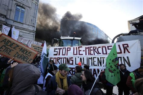 Protest Rolnik W W Brukseli P On Opony Policja U Y A Gazu Zawi Cego